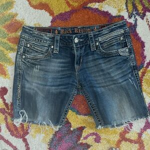 EXCELLENT CONDITION WOMEN’S ROCK REVIVAL GWEN CUTOFFS WITH 7-1/2” INSEAM SIZE 29